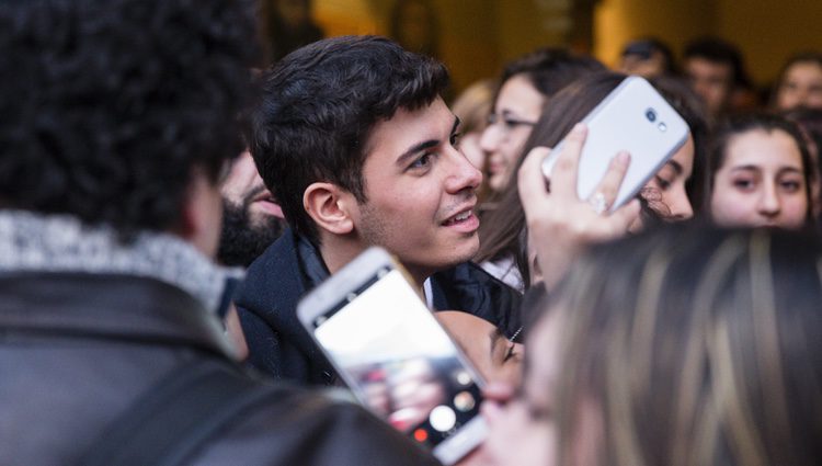 Alfred recibido por sus fans en el Ayuntamiento de Llobregat