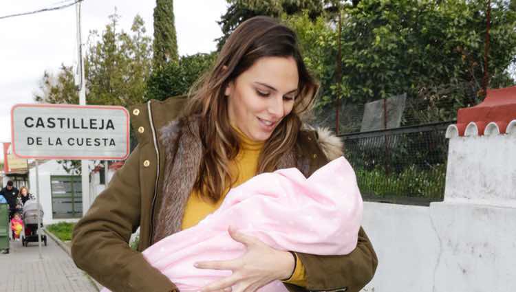 Irene Rosales con su hija Carlota en brazos el día del 34 cumpleaños de Kiko Rivera