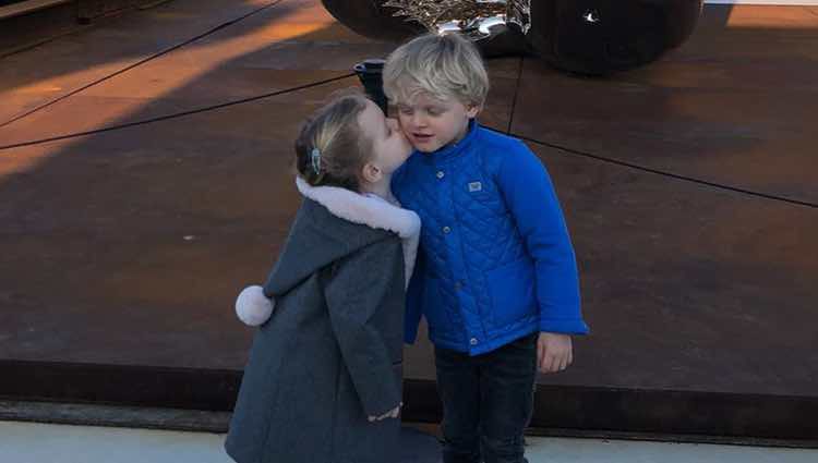 Gabriella de Mónaco besando a su hermano Jacques de Mónaco