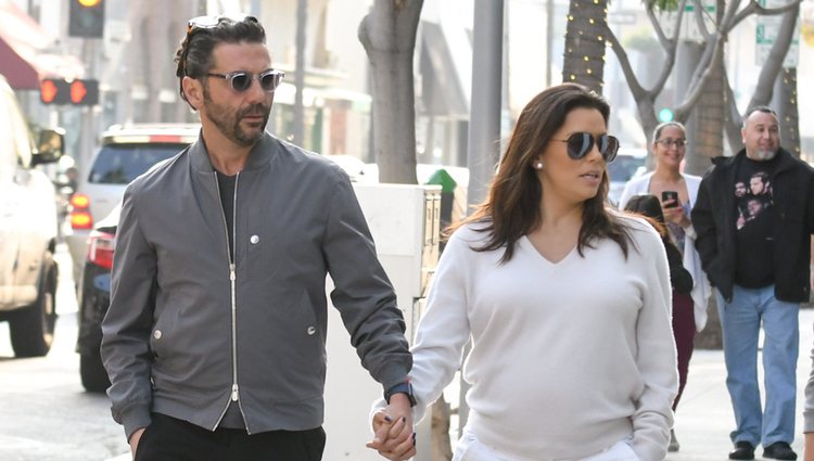 Eva y Longoria y su marido, Jose Baston, pasean por las calles de Beverly Hills