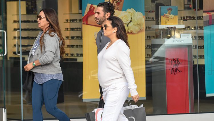 Eva Longoria, de compras junto a su marido Jose Baston en las calles de Beverly Hills