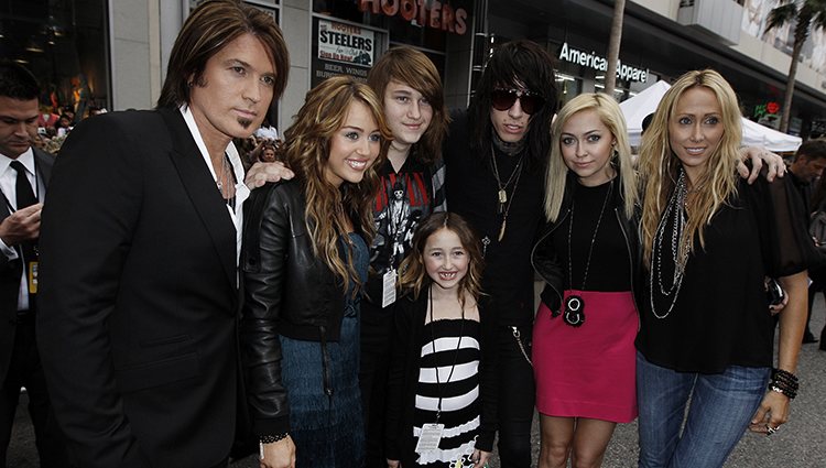 La familia Cyrus en la premiere de la película 'Hannah Montana' en Los Ángeles