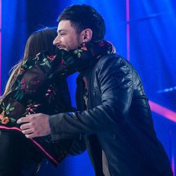 Cepeda y Aitana se abrazan tras su actuación en la fiesta final de 'OT 2017'