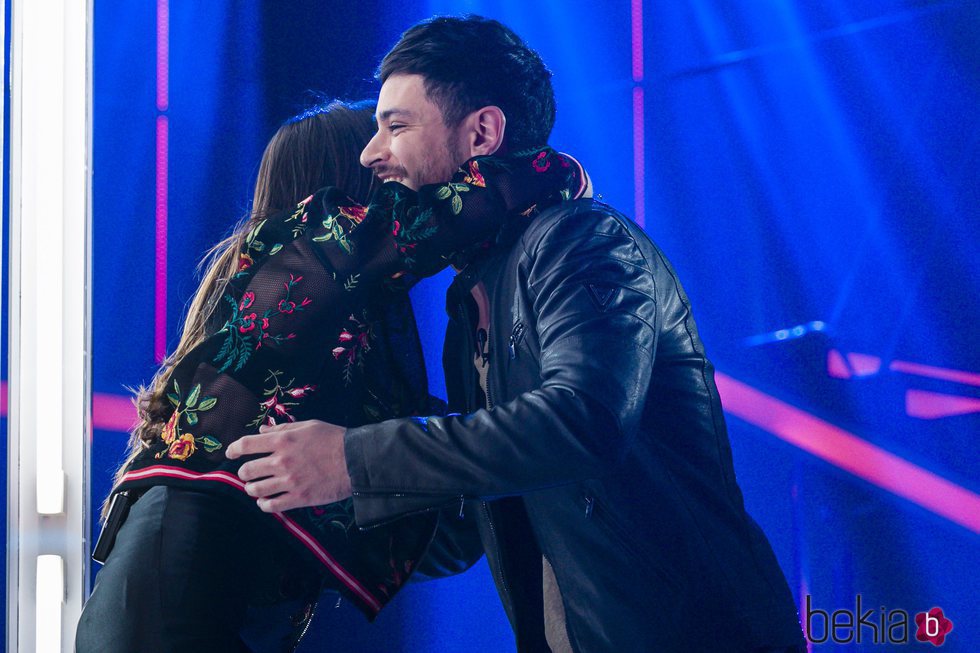 Cepeda y Aitana se abrazan tras su actuación en la fiesta final de 'OT 2017'