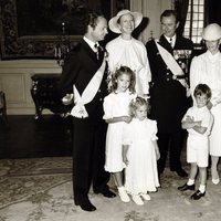 Margarita y Enrique de Dinamarca con los Reyes de Suecia y sus hijos Victoria, Carlos Felipe y Magdalena