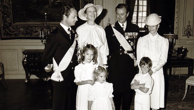 Margarita y Enrique de Dinamarca con los Reyes de Suecia y sus hijos Victoria, Carlos Felipe y Magdalena