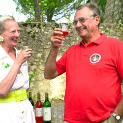 Margarita y Enrique de Dinamarca brindando con vino en Francia