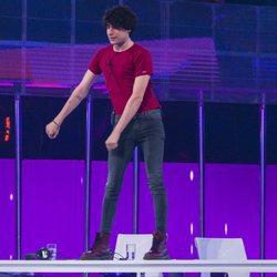 Javier Calvo bailando sobre la mesa del jurado en la fiesta final de 'OT 2017'