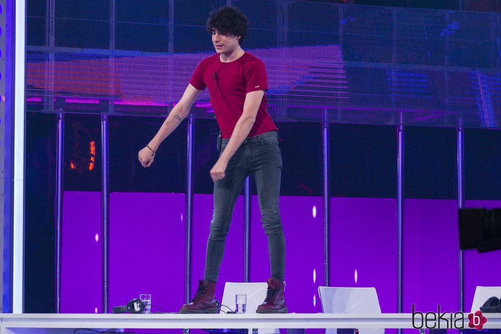 Javier Calvo bailando sobre la mesa del jurado en la fiesta final de 'OT 2017'