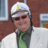 Enrique de Dinamarca con un casco de bombero