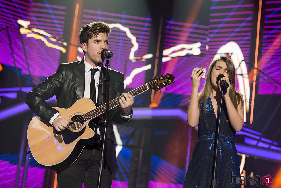 Amaia y Roi cantando 'Shape of you' en la fiesta final de 'OT 2017'