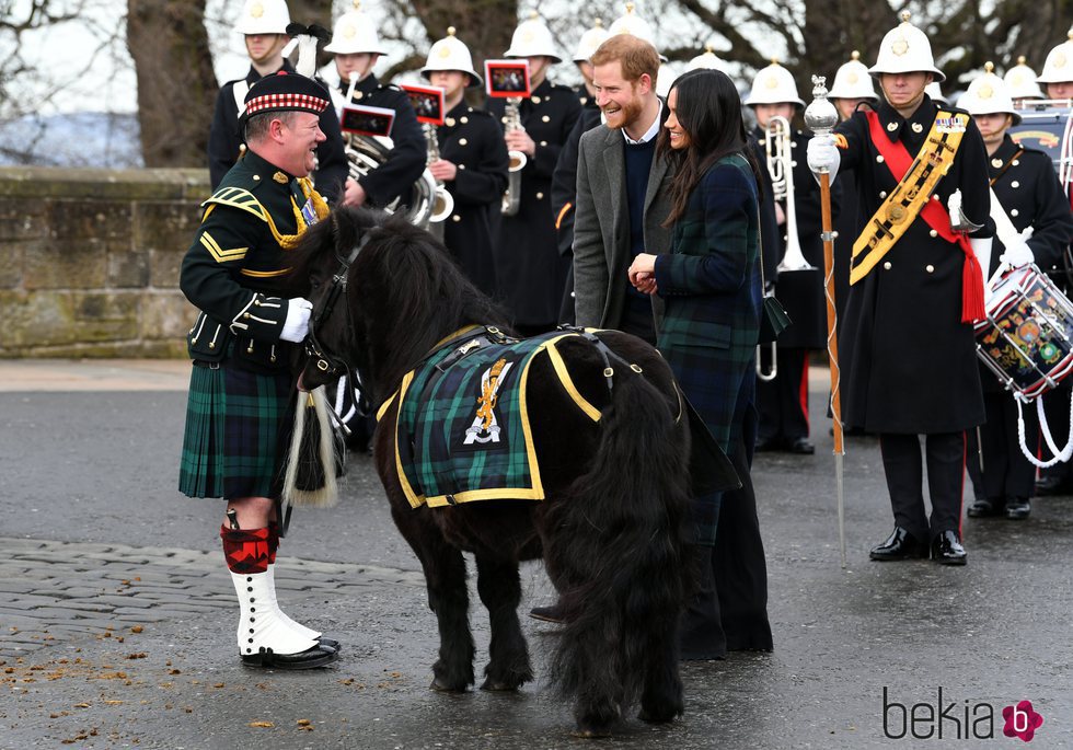 El Príncipe Harry y Meghan Markle con un poni, la mascota del Regimiento Real de Escocia