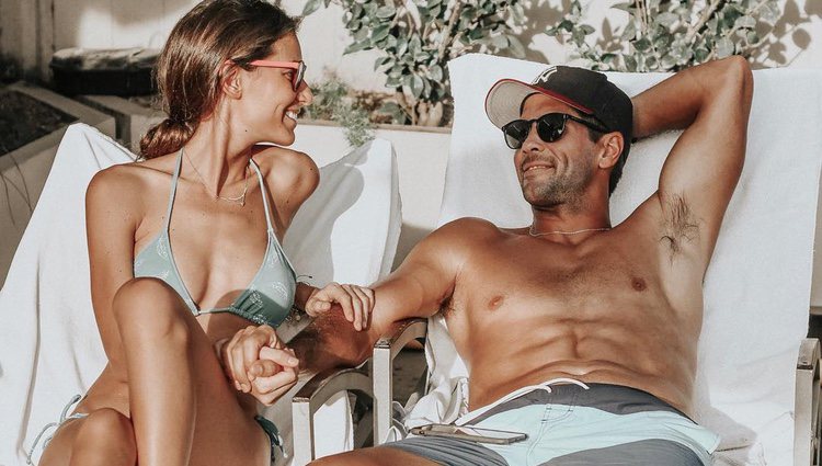 Ana Boyer y Fernando Verdasco tomando el sol