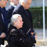 Chiquetete de la mano de Carmen Gahona en el funeral de Manuela Pantoja