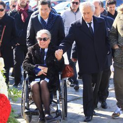 Carmen Gahona y Chiquetete de la mano en el funeral de Manuela Pantoja