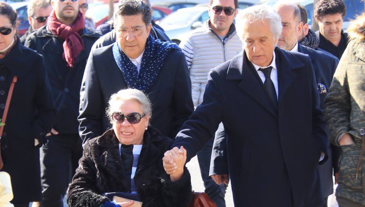 Carmen Gahona y Chiquetete de la mano en el funeral de Manuela Pantoja