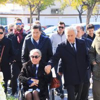 Carmen Gahona y Chiquetete de la mano en el funeral de Manuela Pantoja