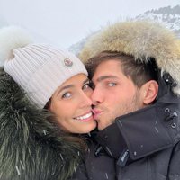 Coral Simanovich y Sergi Roberto dándose un beso