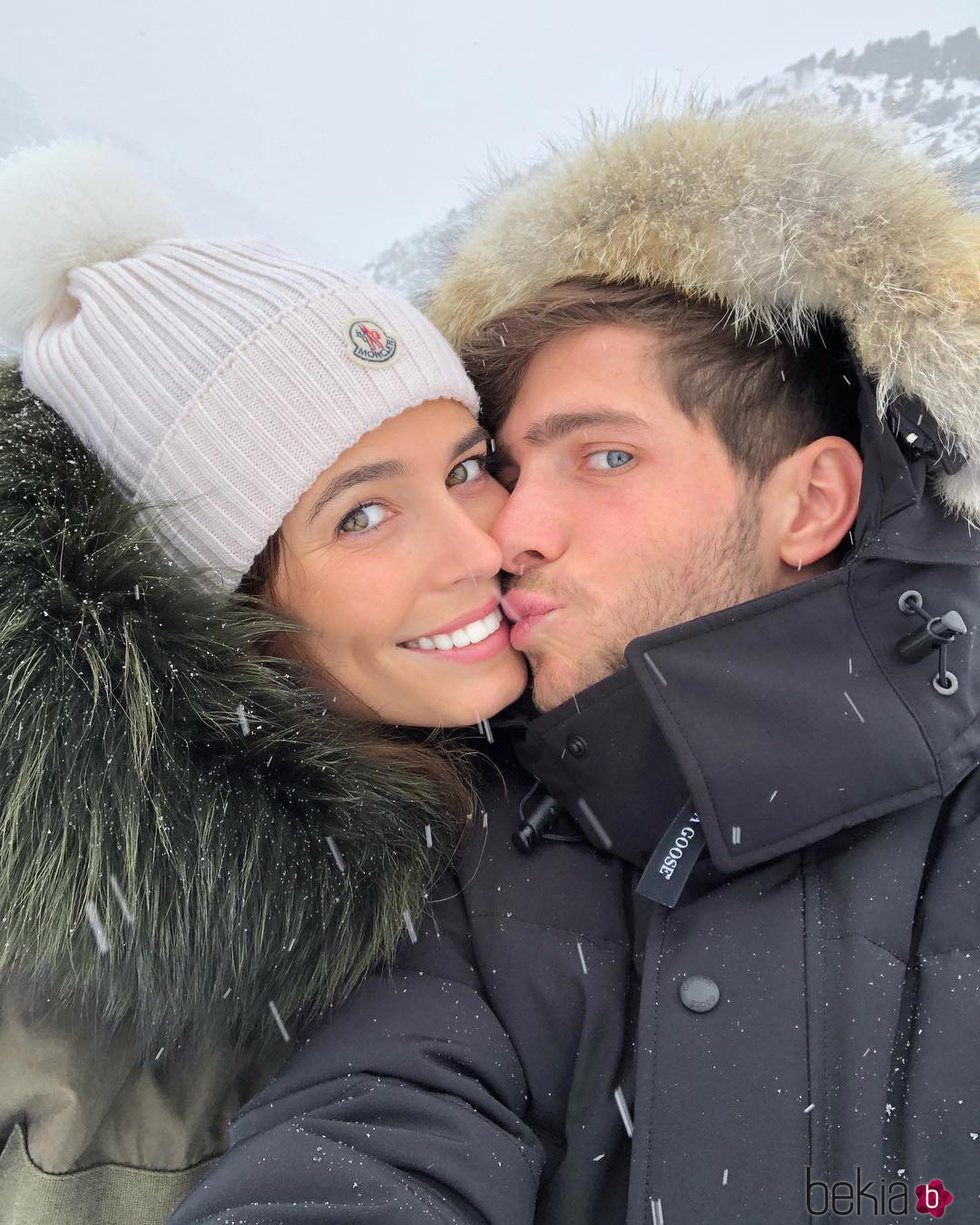 Coral Simanovich y Sergi Roberto dándose un beso