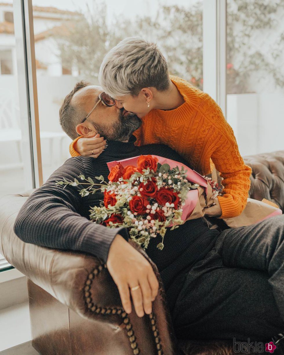 Laura Escanes y Risto Mejide, con un ramo de rosas en San Valentín 2018