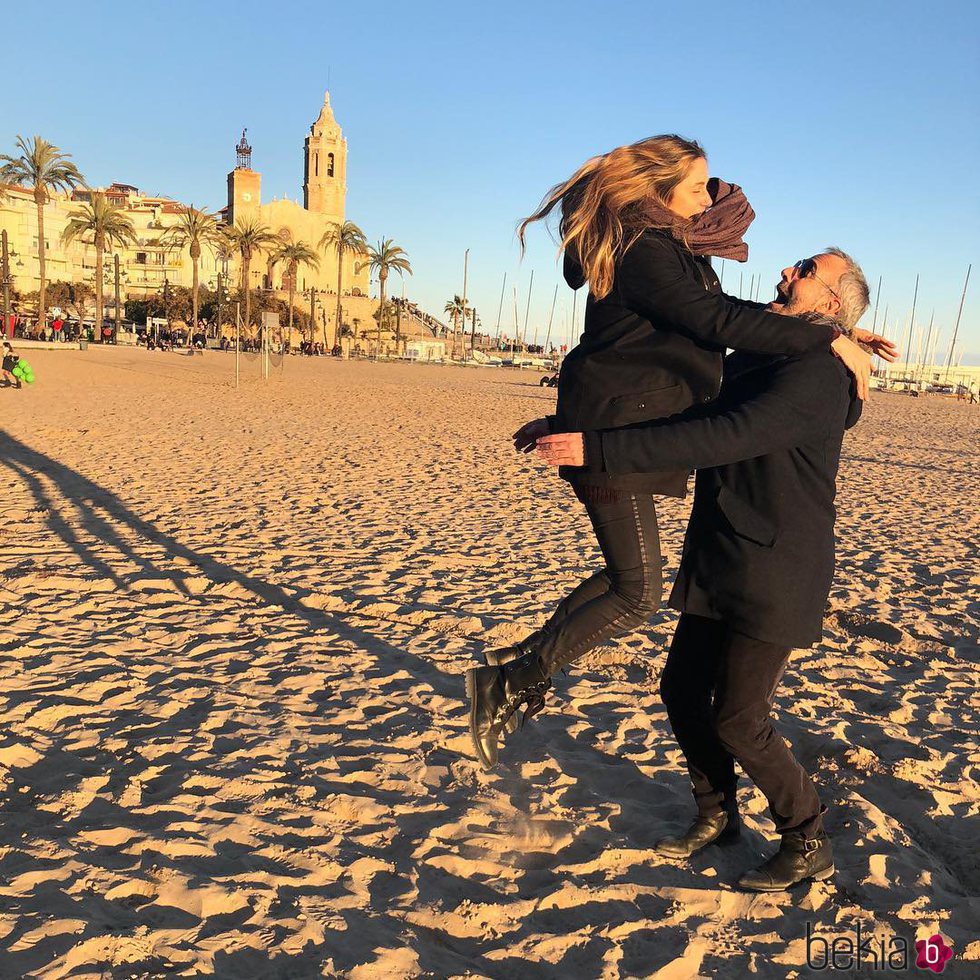 Martina Klein junto a Álex Corretja en Sitges