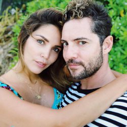 Rosanna Zanetti y David Bisbal posan abrazados