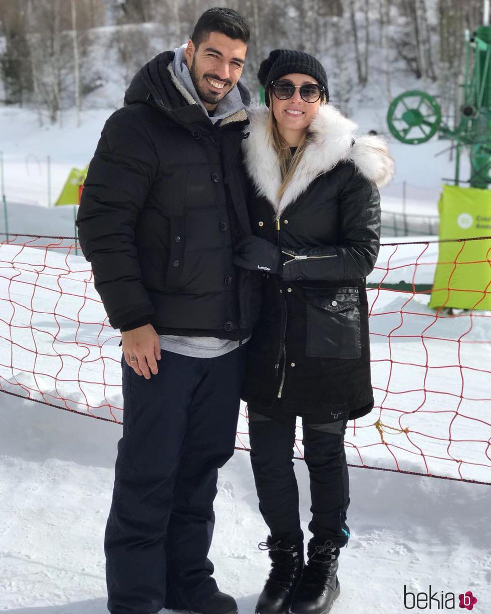 Luis Suárez, muy sonriente junto a su mujer, Sofía Balbi