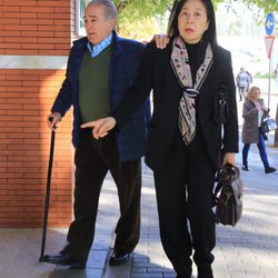 Bernardo Pantoja con su pareja llegando al entierro de Manuela Pantoja