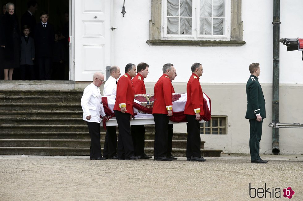 El cuerpo sin vida de Enrique de Dinamarca pone rumbo a Amalienborg