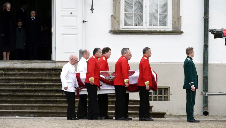 El cuerpo sin vida de Enrique de Dinamarca pone rumbo a Amalienborg