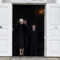 La Reina Margarita, Federico de Dinamarca y el Príncipe Christian salen a Amalienborg para despedir a Enrique de Dinamarca