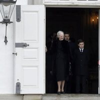 La Reina Margarita, Federico de Dinamarca y el Príncipe Christian salen a Amalienborg para despedir a Enrique de Dinamarca