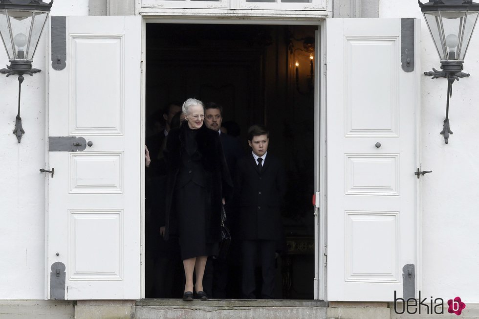 La Reina Margarita, Federico de Dinamarca y el Príncipe Christian salen a Amalienborg para despedir a Enrique de Dinamarca