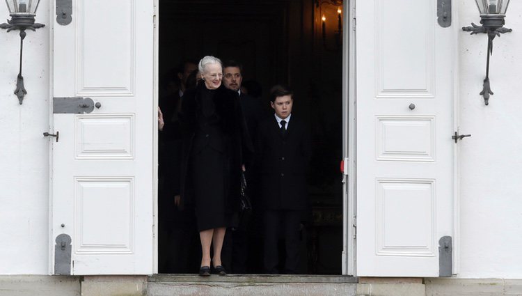 La Reina Margarita, Federico de Dinamarca y el Príncipe Christian salen a Amalienborg para despedir a Enrique de Dinamarca