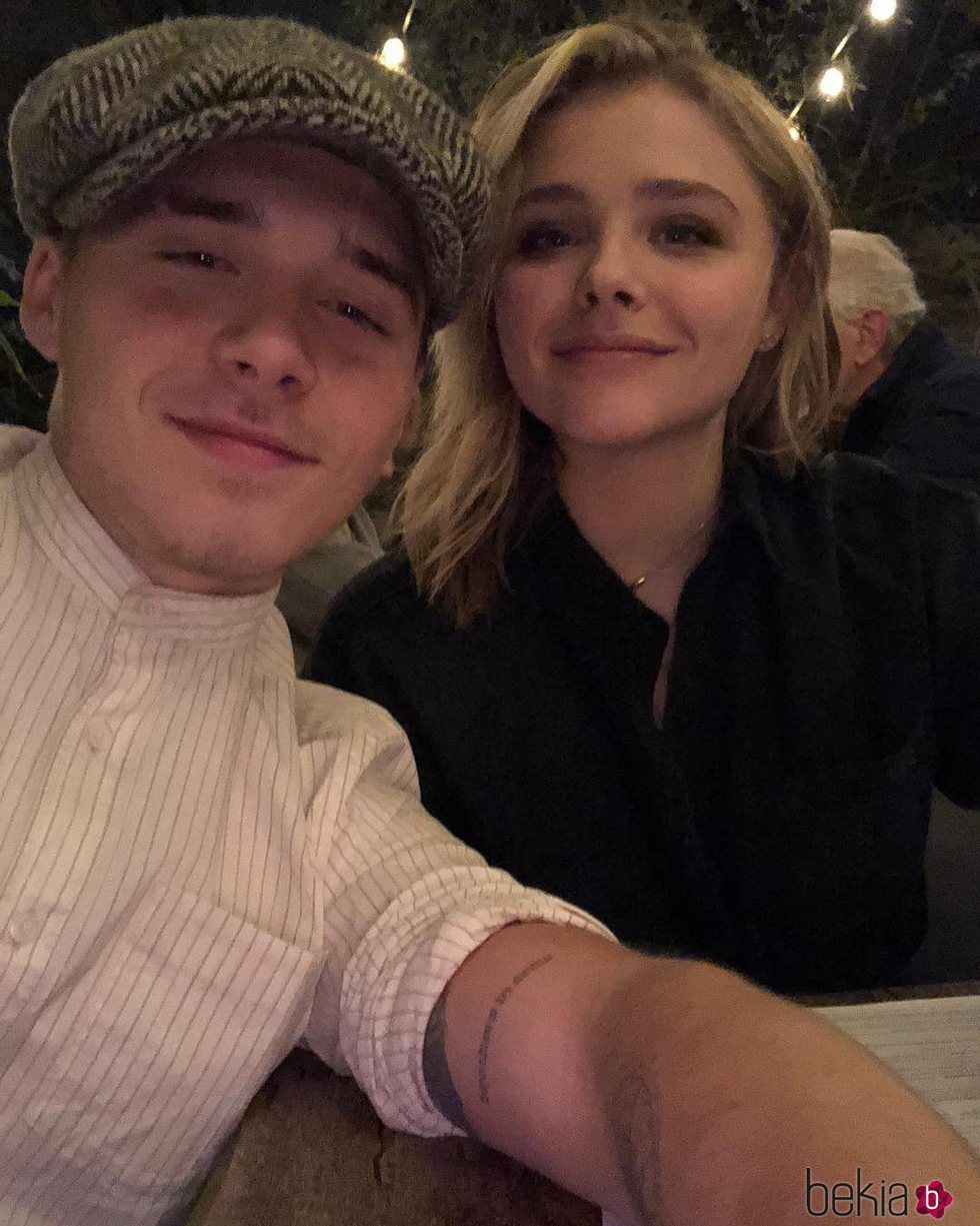 Brooklyn Beckham y Chloe Moretz haciéndose un selfie