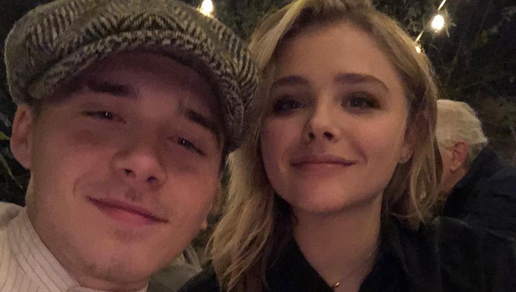 Brooklyn Beckham y Chloe Moretz haciéndose un selfie