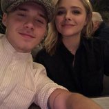 Brooklyn Beckham y Chloe Moretz haciéndose un selfie