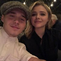 Brooklyn Beckham y Chloe Moretz haciéndose un selfie