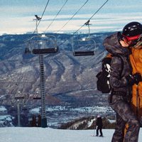 Kate Hudson y Danny Fujikawa besándose en la nieve