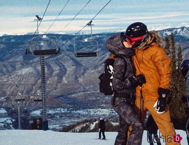 Kate Hudson y Danny Fujikawa besándose en la nieve