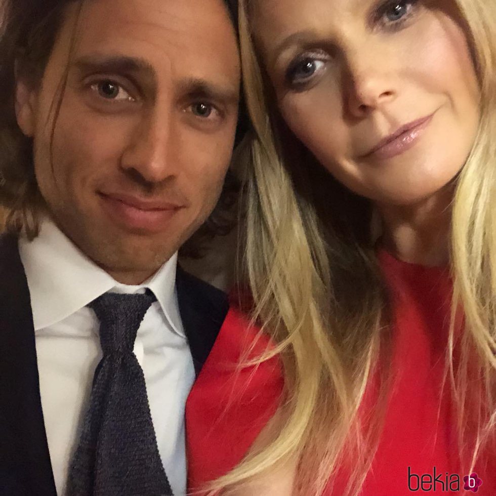 Gwyneth Paltrow y Brad Falchuk haciéndose un selfie durante una romántica velada