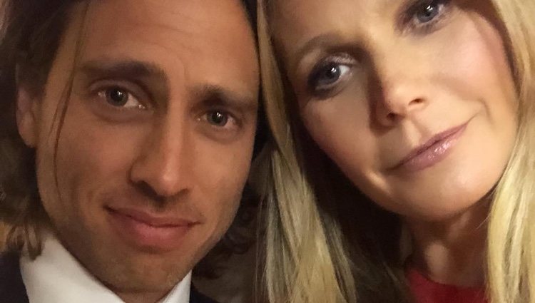 Gwyneth Paltrow y Brad Falchuk haciéndose un selfie durante una romántica velada