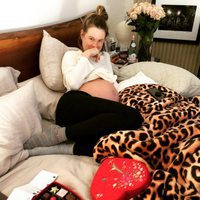 Behati Prinsloo presumiendo de embarazo y de su regalo de San Valentín 2018