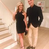 Reese Witherspoon y Jim Toth posando muy elegantes antes de salir de casa