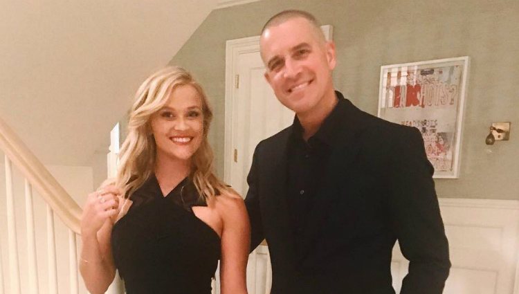 Reese Witherspoon y Jim Toth posando muy elegantes antes de salir de casa