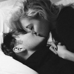 Anwar Hadid y Nicola Peltz besándose en un selfie en blanco y negro