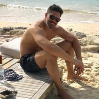 Joe Manganiello luciendo músculos durante un día de playa