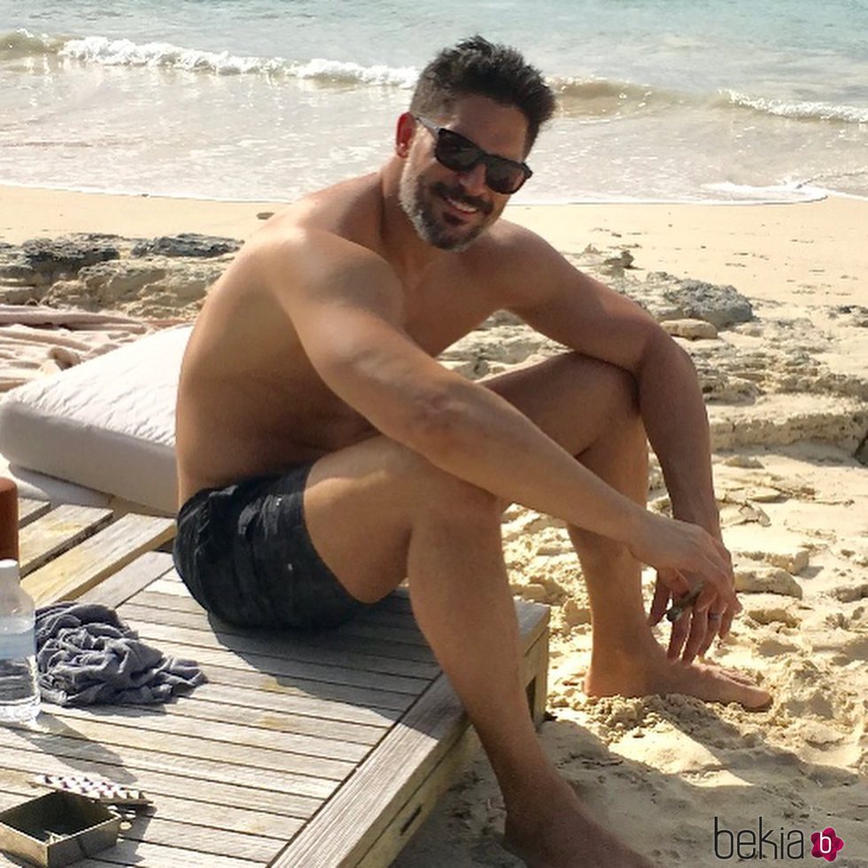 Joe Manganiello luciendo músculos durante un día de playa