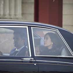 Federico y Mary de Dinamarca y sus hijos Vicente y Josefina en el cortejo fúnebre de Enrique de Dinamarca camino a Amalienborg