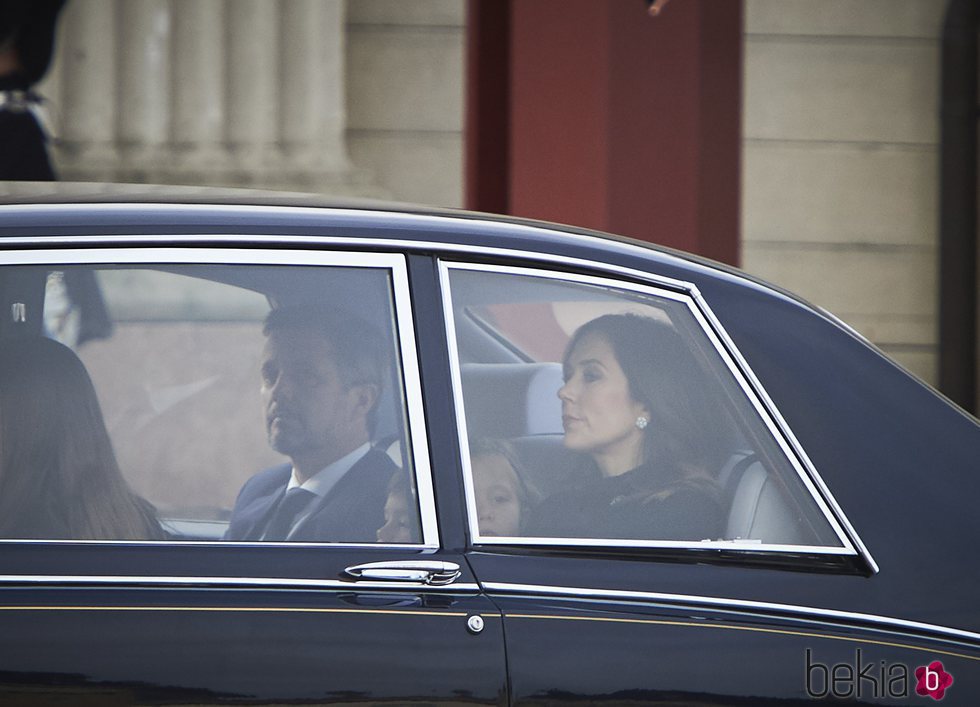 Federico y Mary de Dinamarca y sus hijos Vicente y Josefina en el cortejo fúnebre de Enrique de Dinamarca camino a Amalienborg